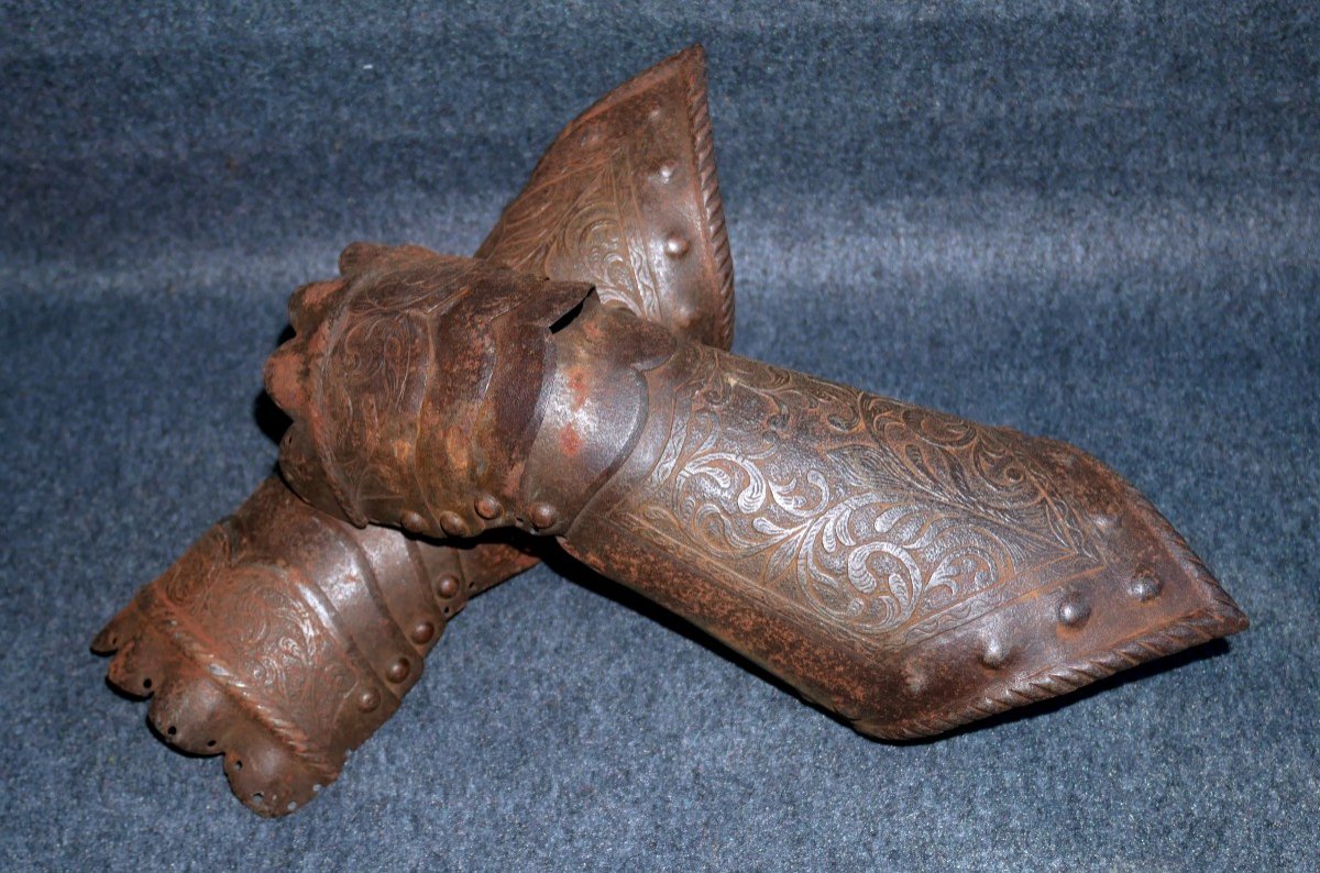 Pair Of Wrought Iron Armor Gauntlets, Toledo, Viollet Le Duc, XIXth Century