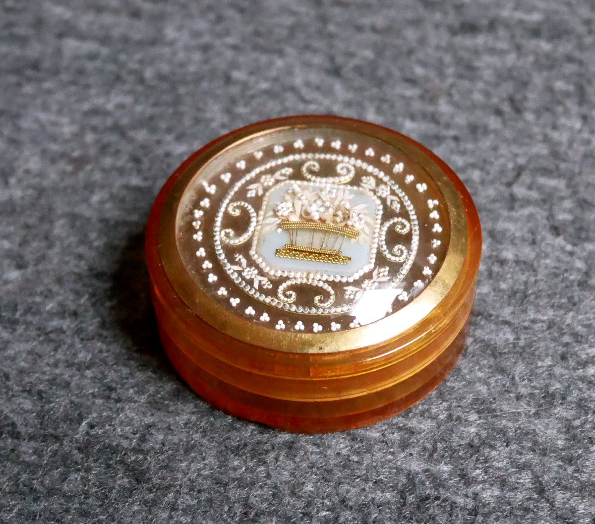 Boîte Ronde, Tabatière, En écaille Et Fixé Sous Verre à Décor De Corbeille, Empire, XVIIIe