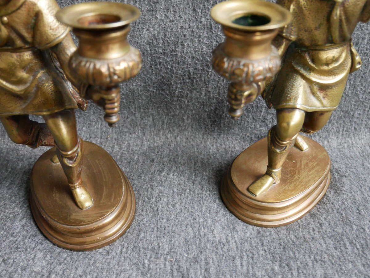 Paire De Bougeoirs Néo-gothiques En Bronze, Personnages Porte-flambeaux, Chasseurs, XIXème-photo-1