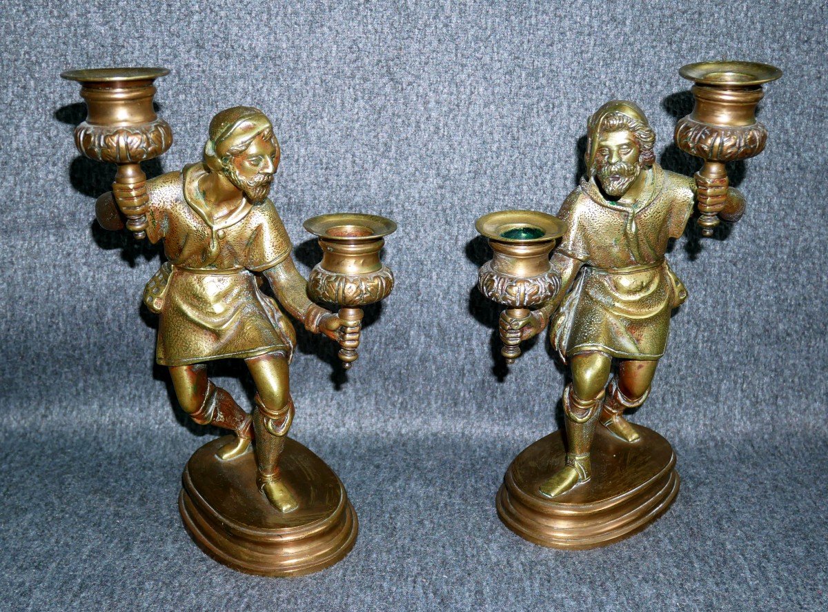 Paire De Bougeoirs Néo-gothiques En Bronze, Personnages Porte-flambeaux, Chasseurs, XIXème