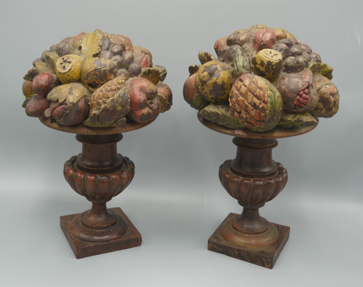 Paire de Vase Médicis Aux Fruits en Bois Sculpté Polychrome, XVIIIème siècle
