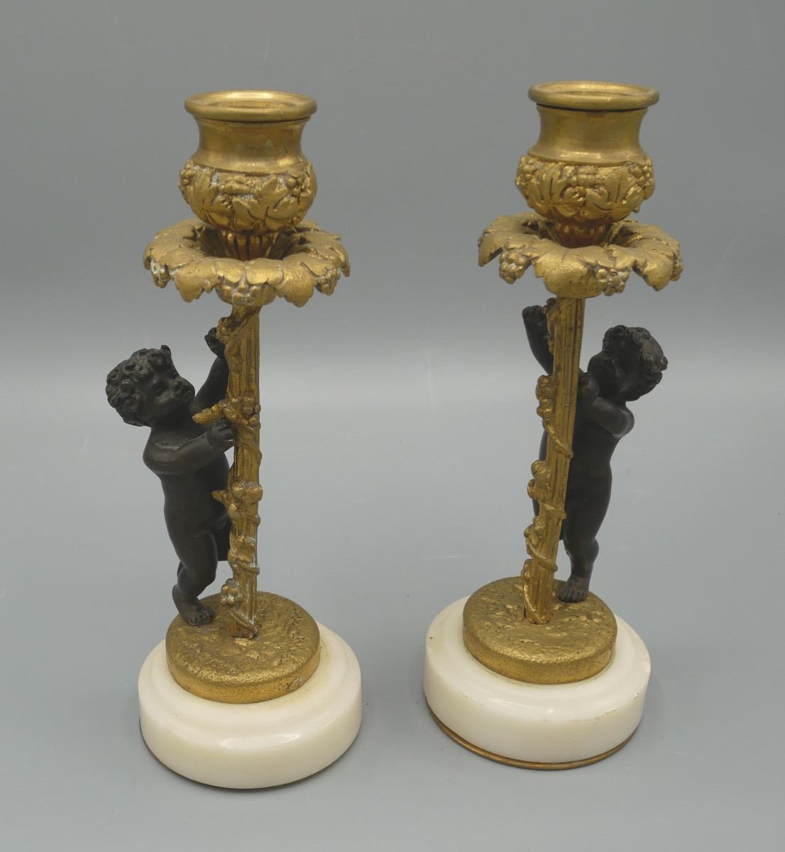 Paire de Bougeoirs en Bronze à deux patines, Chérubins, XIXème