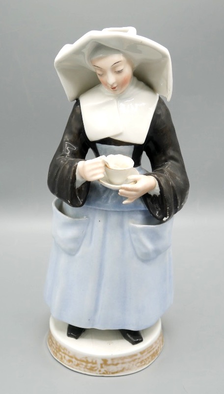 Paris Porcelain Teapot, "religieuse," 19th Century