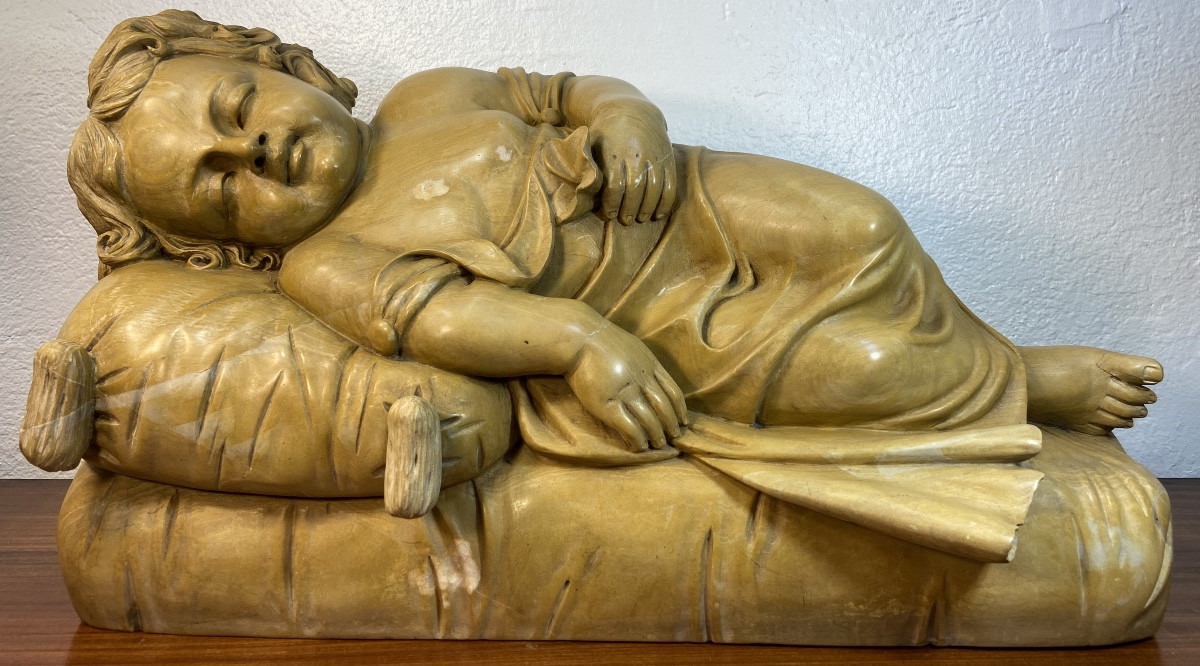 Sculpture A L'enfant Endormi En Marbre Jaune, Epoque 1900 ou Antérieure 