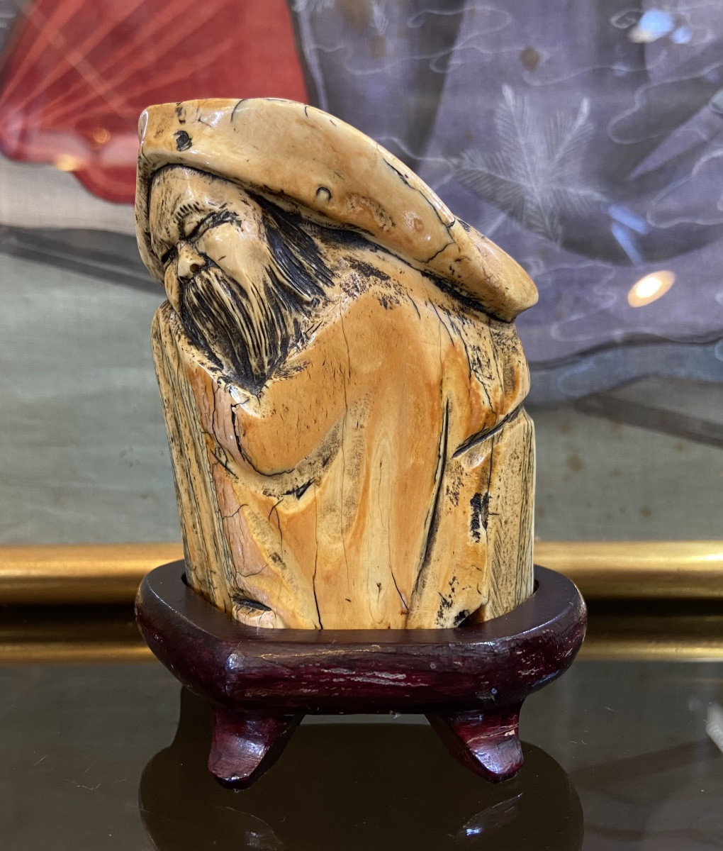 Petit Ivoire Sculpté Au Vieux Sage, Chine, Epoque Fin XIXe/Début XXe
