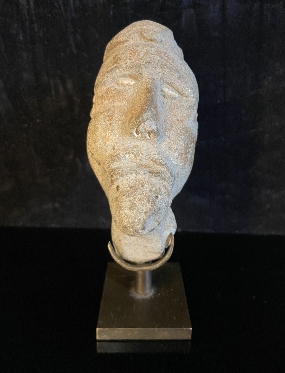 Petite Tête Votive Celtique, Grès Sculpté, XIe/XIIeSiècle ap. J.C.