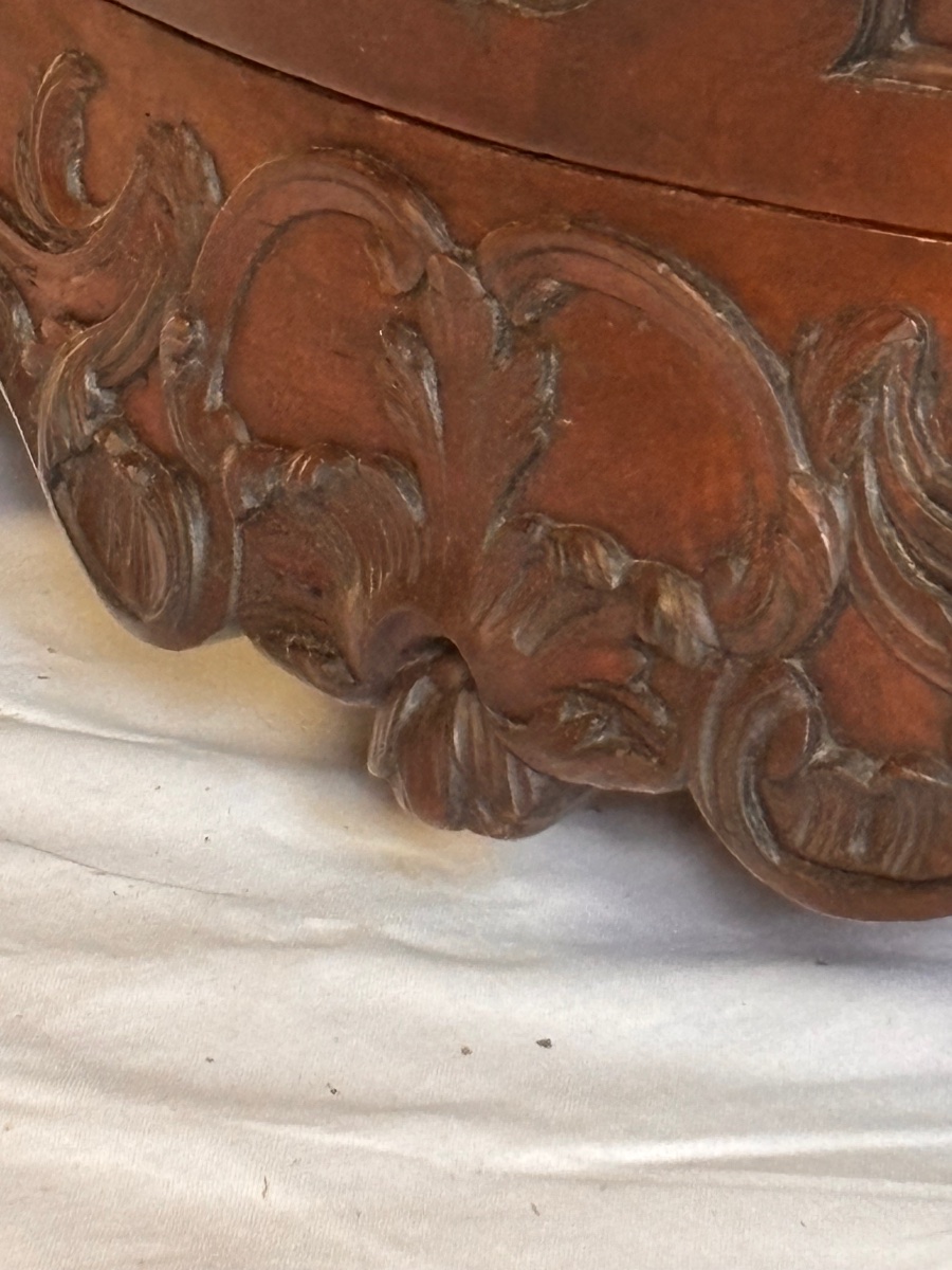 18th-century Walnut Chest Of Drawers With A Curved, Three-sided Front -photo-2