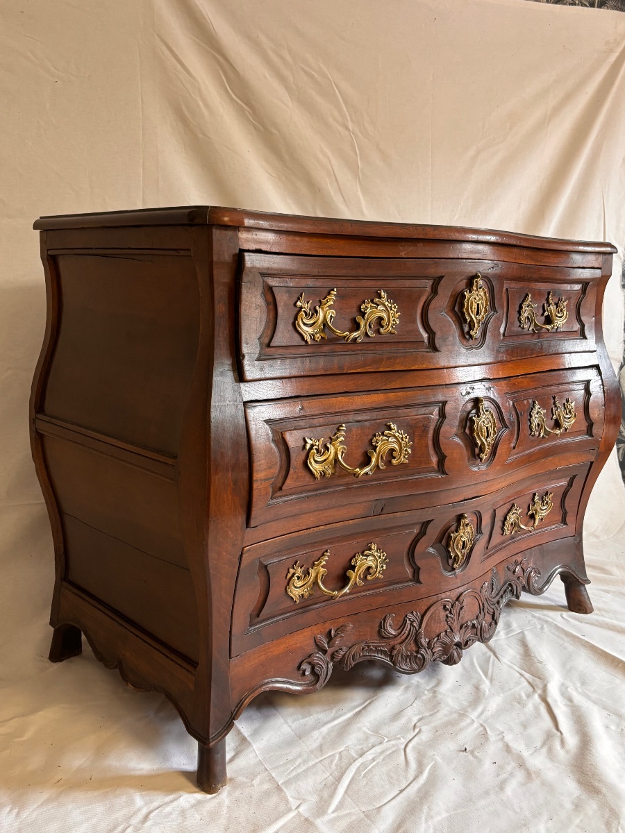 18th-century Walnut Chest Of Drawers With A Curved, Three-sided Front -photo-3