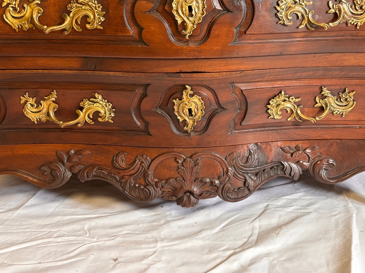 18th-century Walnut Chest Of Drawers With A Curved, Three-sided Front -photo-4