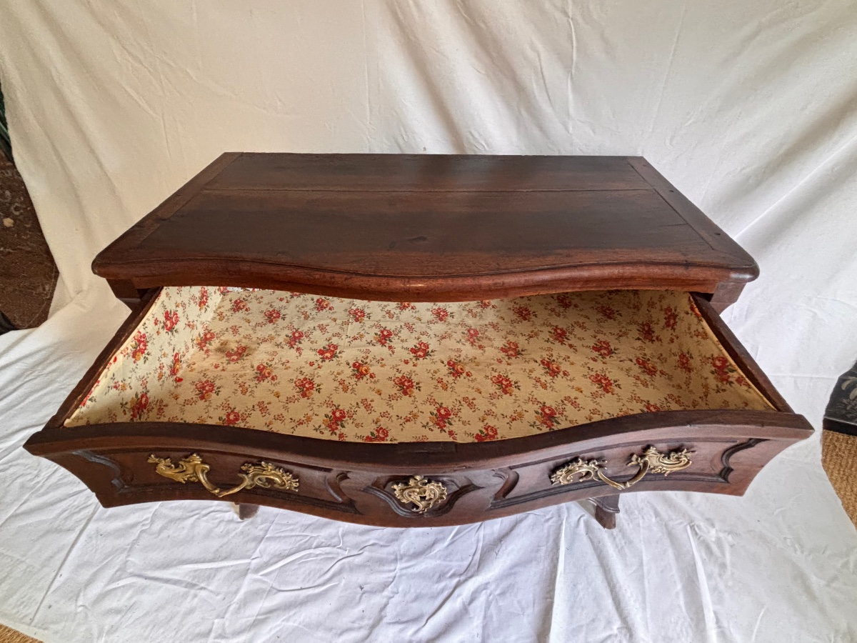 18th-century Walnut Chest Of Drawers With A Curved, Three-sided Front -photo-1