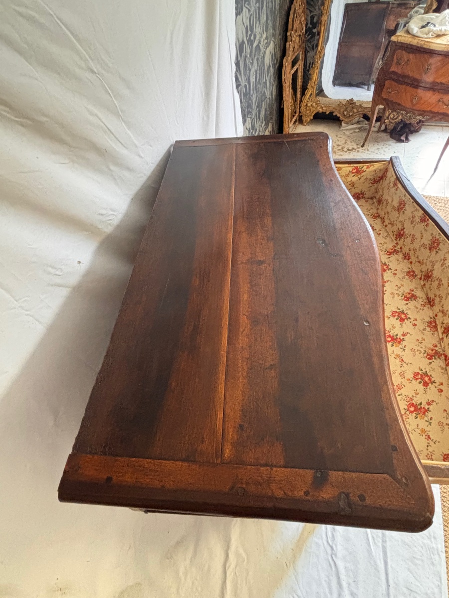 18th-century Walnut Chest Of Drawers With A Curved, Three-sided Front -photo-2