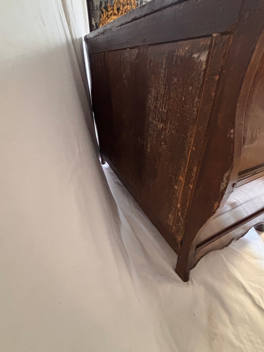 18th-century Walnut Chest Of Drawers With A Curved, Three-sided Front -photo-3