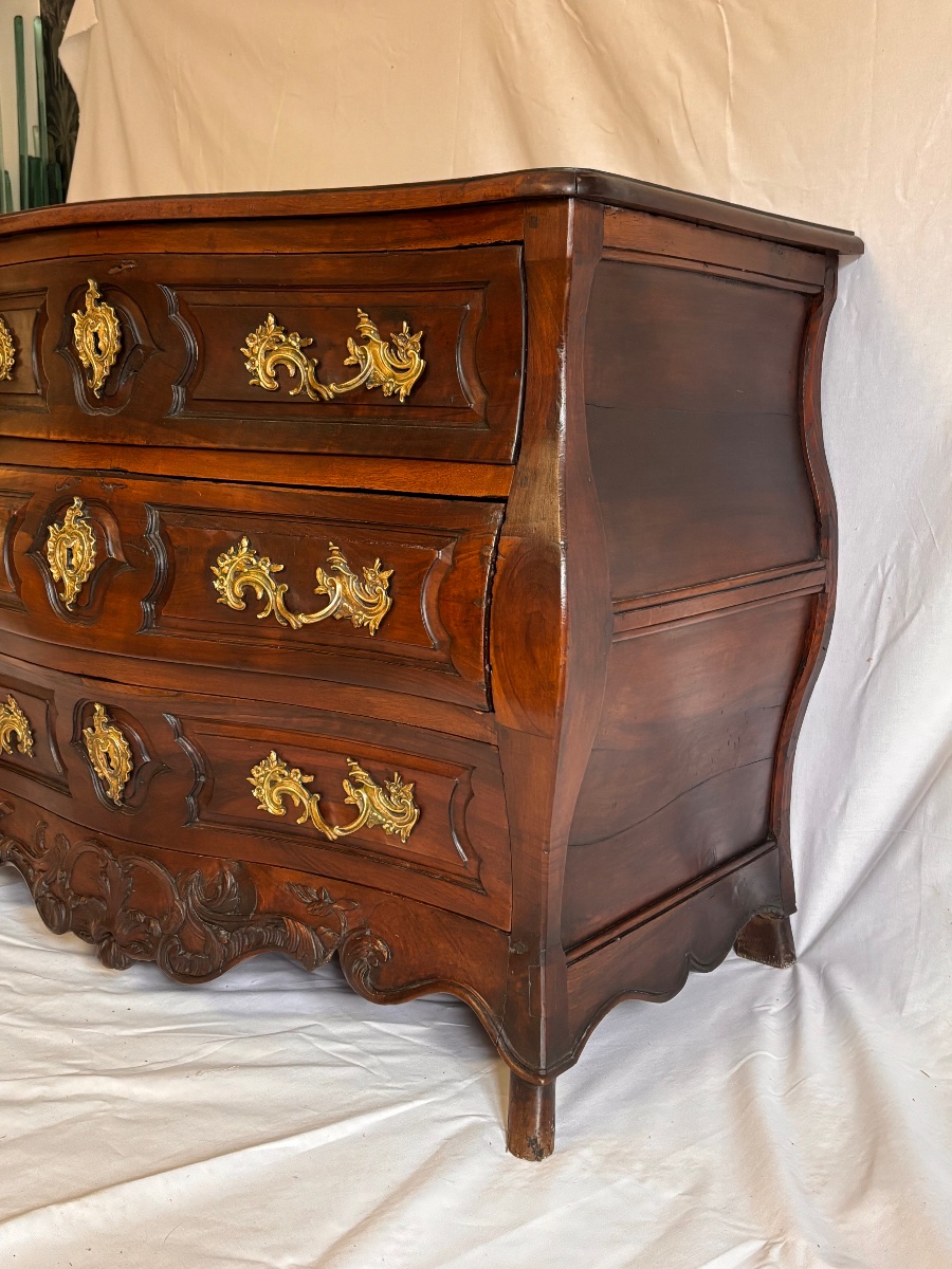 18th-century Walnut Chest Of Drawers With A Curved, Three-sided Front -photo-4
