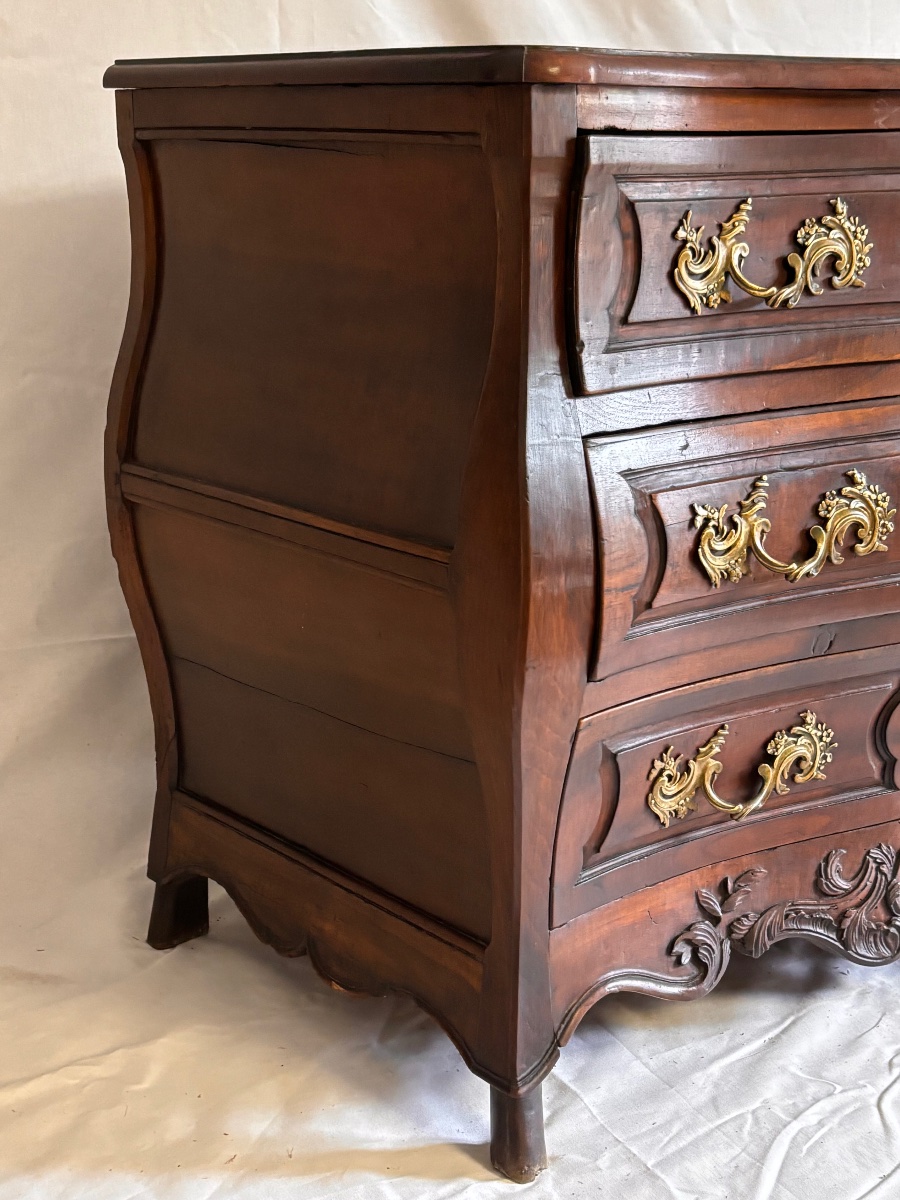 18th-century Walnut Chest Of Drawers With A Curved, Three-sided Front -photo-5