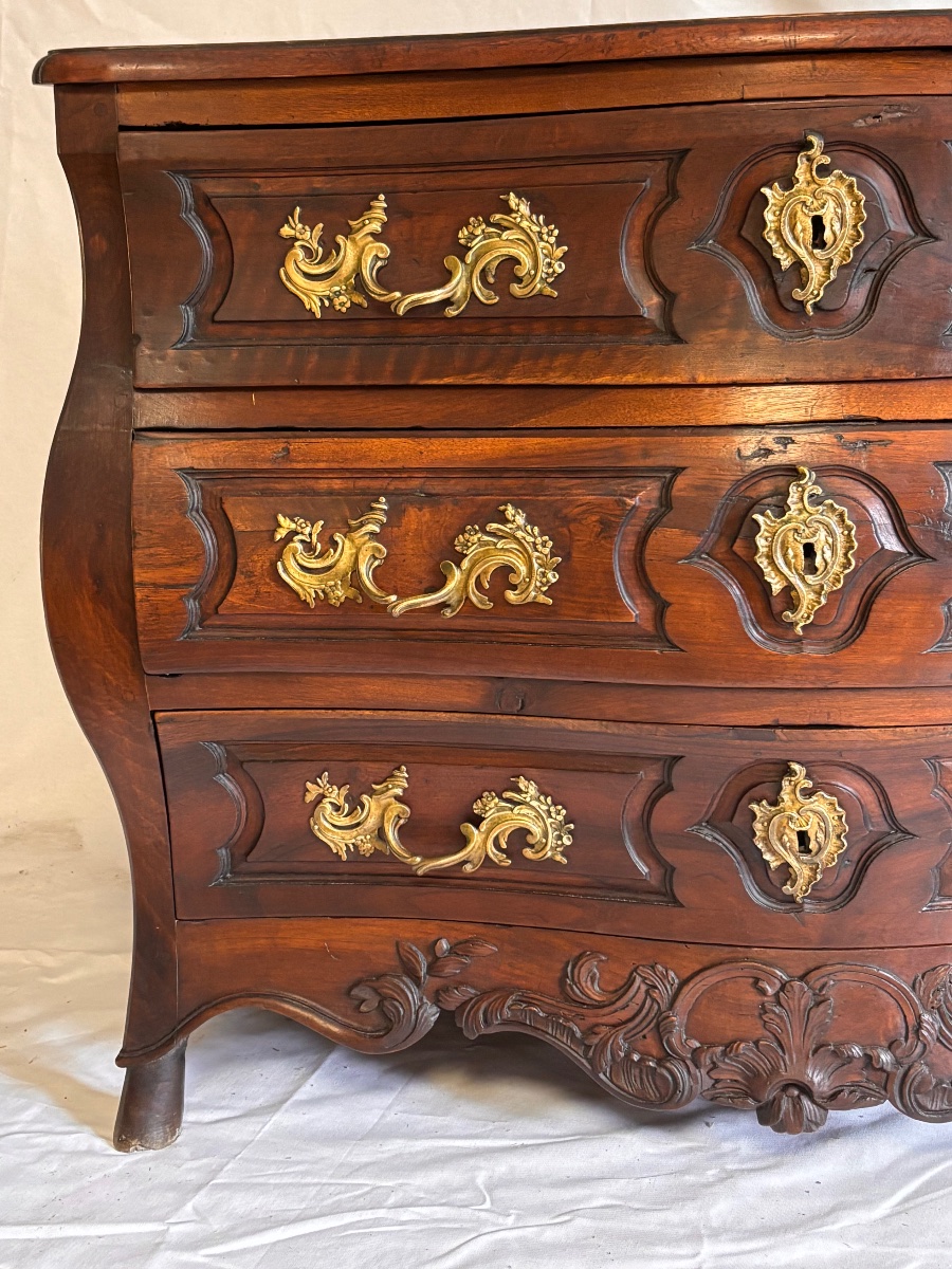 18th-century Walnut Chest Of Drawers With A Curved, Three-sided Front -photo-7