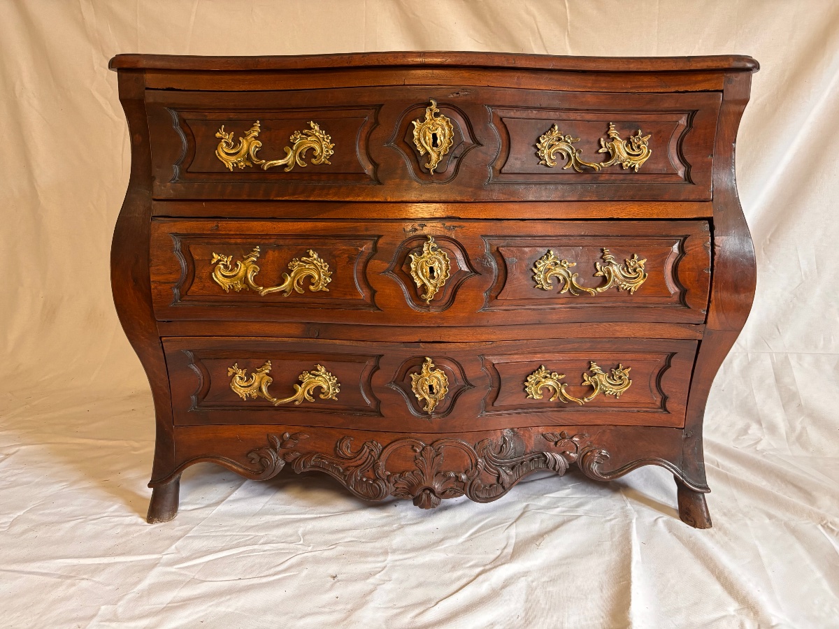 18th-century Walnut Chest Of Drawers With A Curved, Three-sided Front 