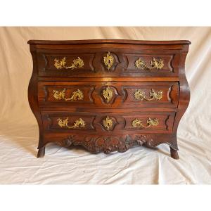 18th-century Walnut Chest Of Drawers With A Curved, Three-sided Front