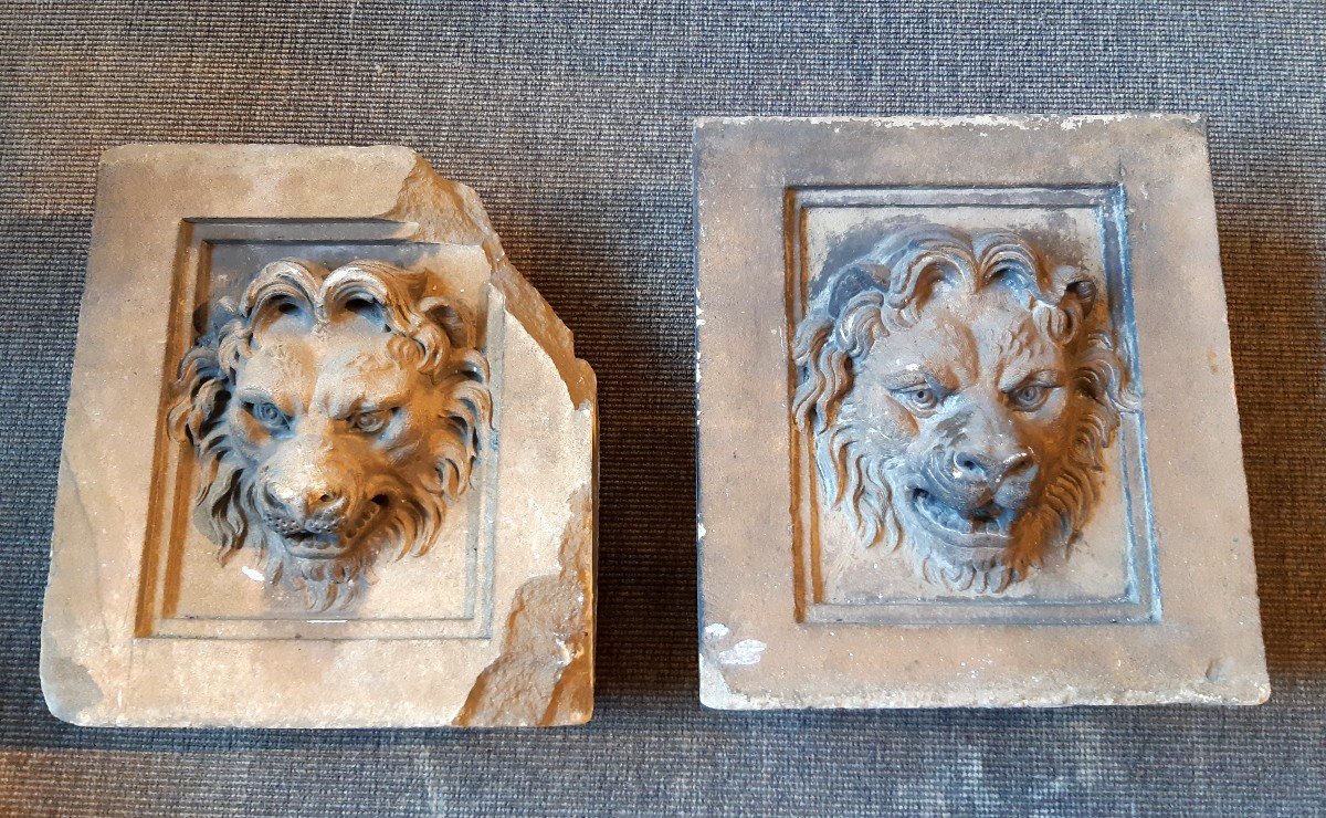 Pair Of "lions Muzzles" Sculptures In Stone, Late 17th Century