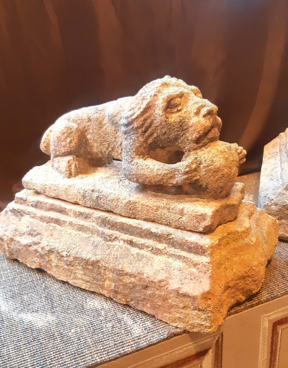 Pair Of Carved Stone Lions On Their Bases, 17th Century-photo-3