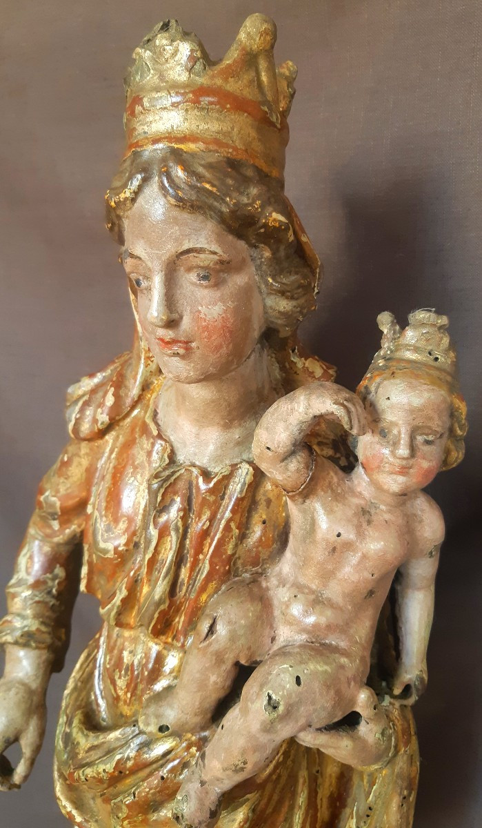 vierge à l'enfant en noyer sculpté doré et polychrome du XVIIIème siècle