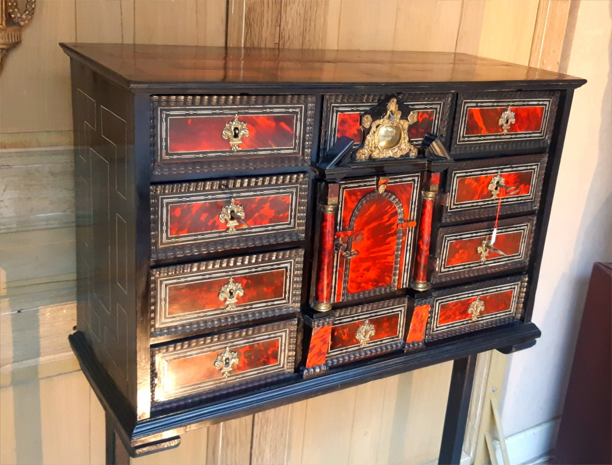 Cabinet flamand du XVIIème en ébène, écaille de tortue, marqueterie.