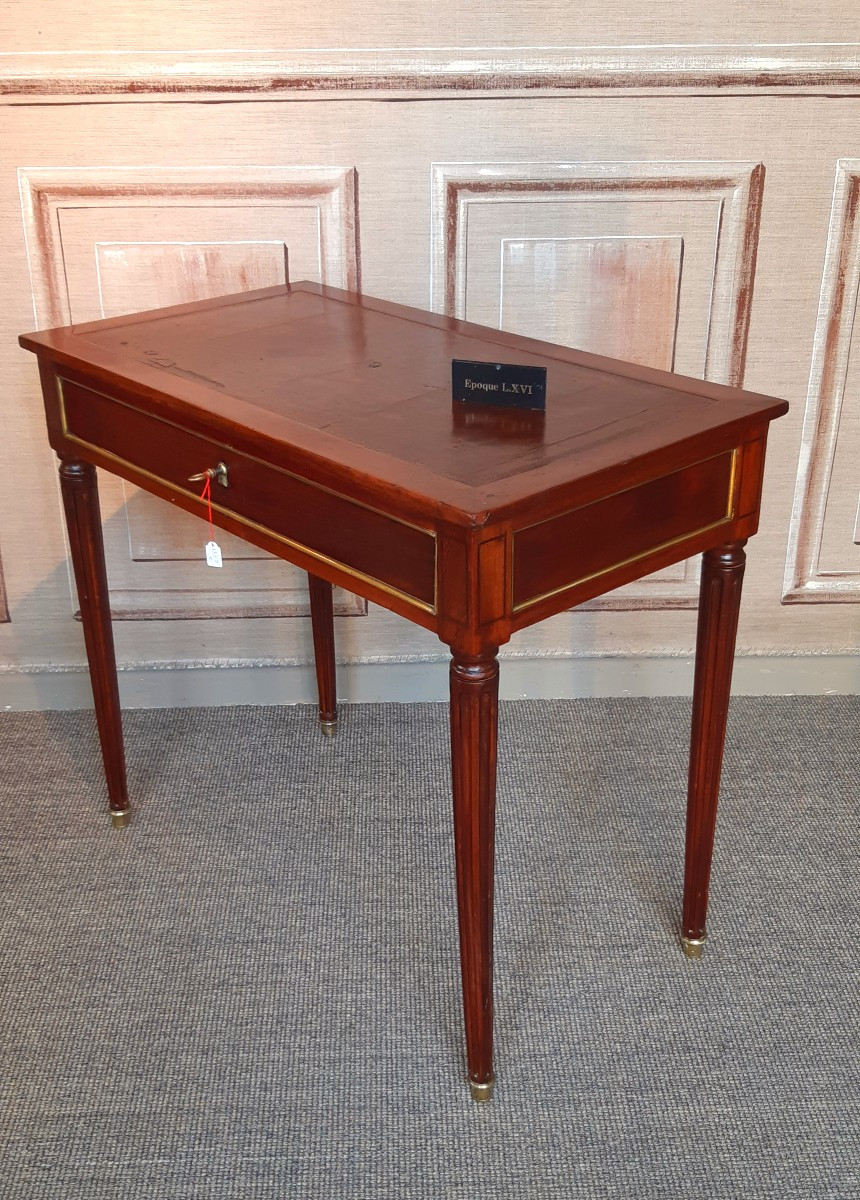 Table à écrire en acajou et placage d'acajou d'époque Louis XVI