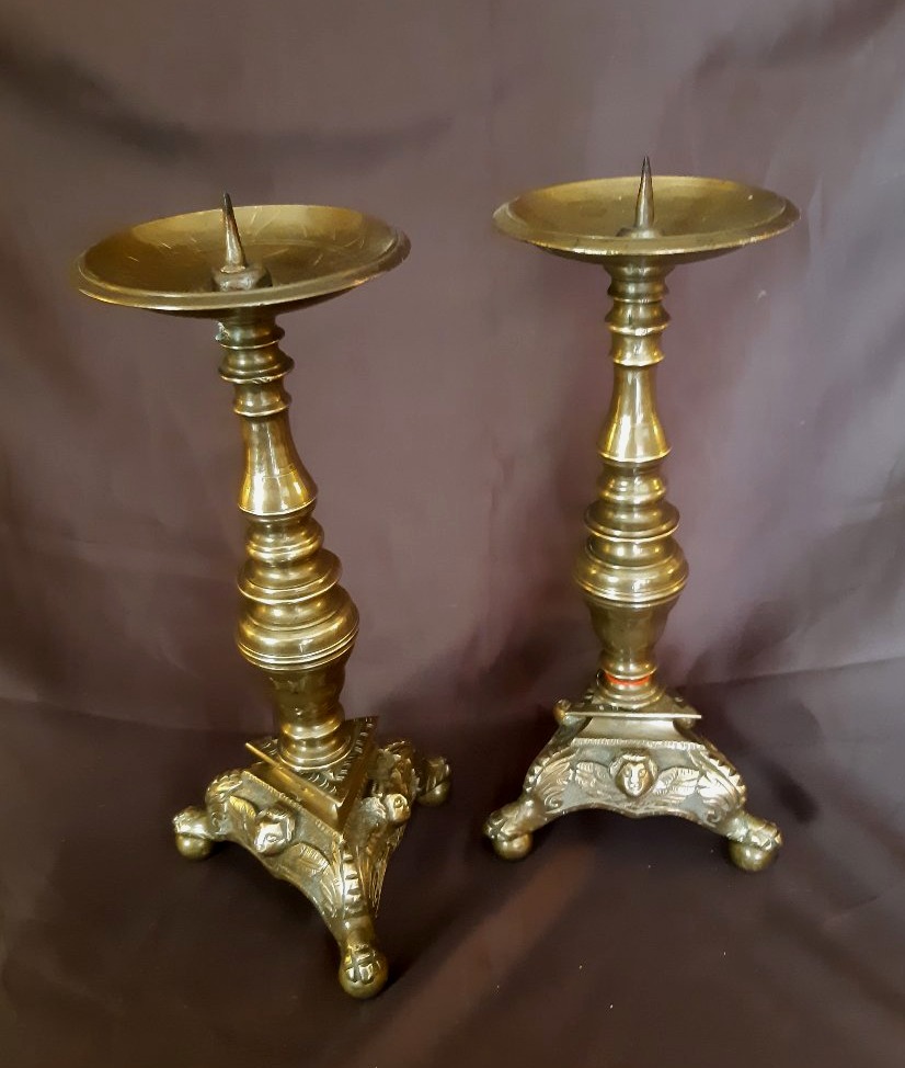 Paire de petits chandeliers en bronze du XVIIème siècle