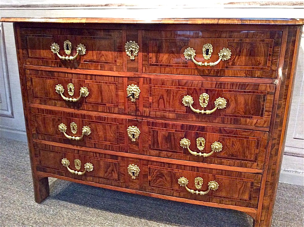 Commode d'époque Louis XIV en placage d'olivier