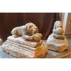Paire de lions en pierre sculptée sur leurs socles, XVIIème siècle