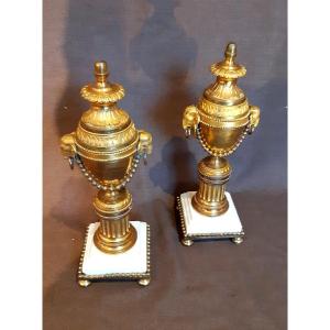 Paire de petites cassolettes en bronze ciselé, doré et marbre, d'époque Louis XVI.