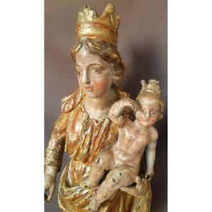 vierge à l'enfant en noyer sculpté doré et polychrome du XVIIIème siècle