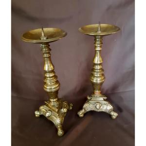 Paire de petits chandeliers en bronze du XVIIème siècle