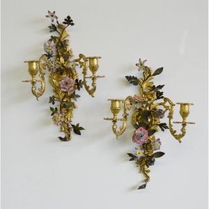 Une Paire d'Appliques Murales Avec Des Fleures Procellain