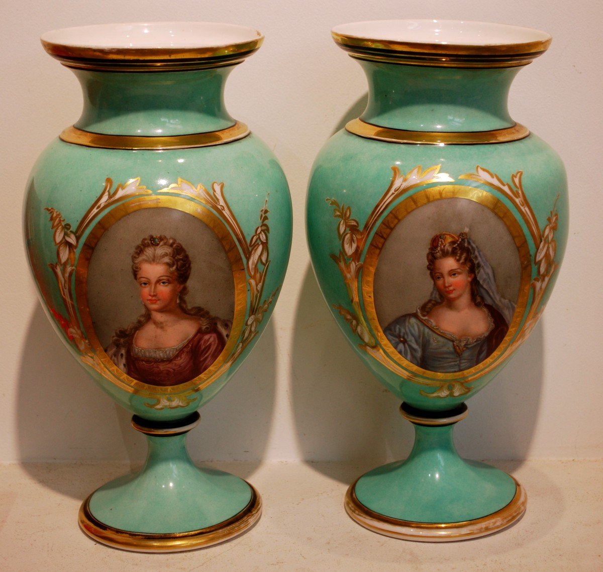 Paire De Vases Napoléon III  En Porcelaine De Paris De Couleur Céladon -photo-1