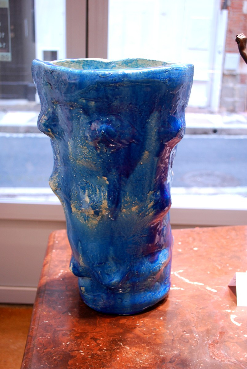Vase en grès émaillé bleu par Eugénie Julien signé