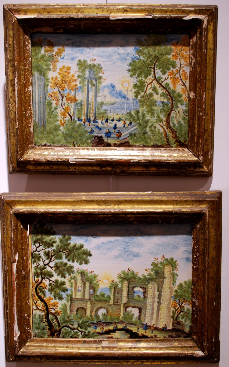 Paire de plaques en faïence de Castelli époque dix huitième siècle à décor de ruines animées