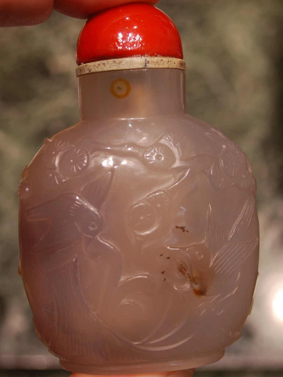 Tabatière en jade à décor de fleurs de lotus et d'oiseaux