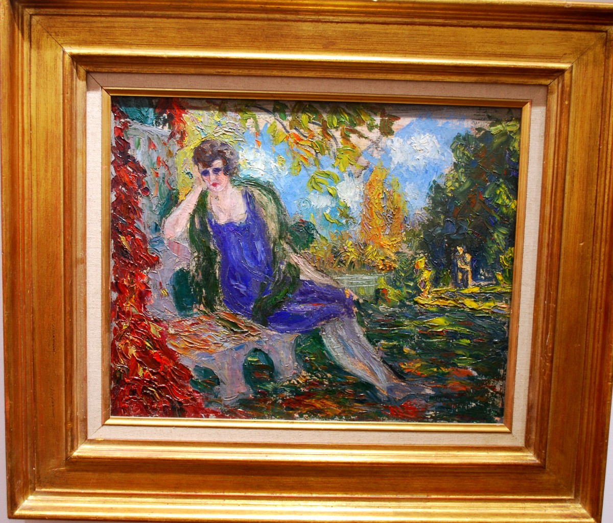 Jeune femme dans un parc 
