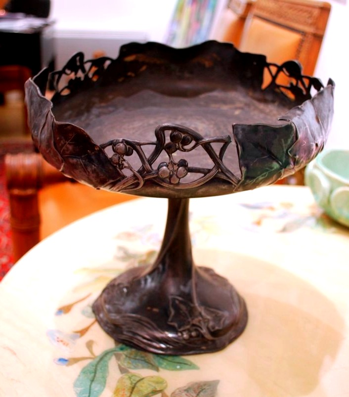 Grande coupe sur pied en étain massif d'époque Art Nouveau Vers 1900;