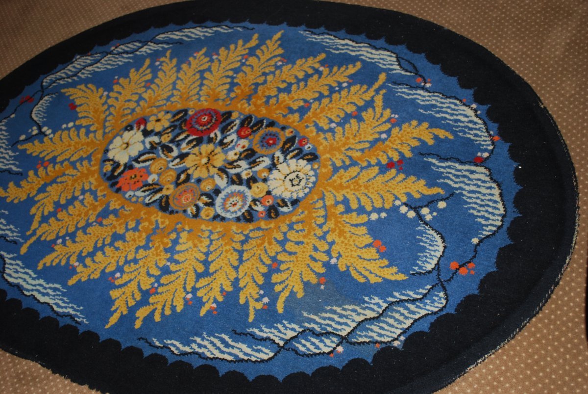 Tapis Art Déco Motifs à décor central de fleurs et fougères sur le pourtour  Sur Fond Bleu