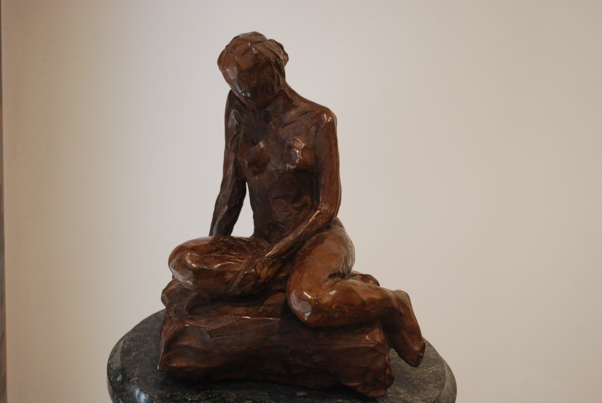 Baigneuse Sur Un Rocher sculpture en bronze à patine brune par Madeleine Tézenas du Montcel-photo-2