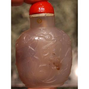 Tabatière en jade à décor de fleurs de lotus et d'oiseaux