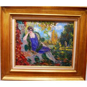Jeune femme dans un parc 