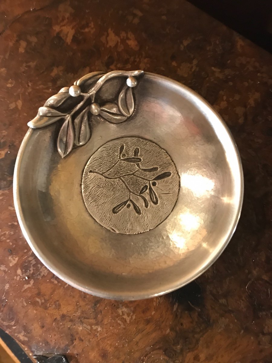 Empty Cup With Mistletoe Leaf Pockets In Silver