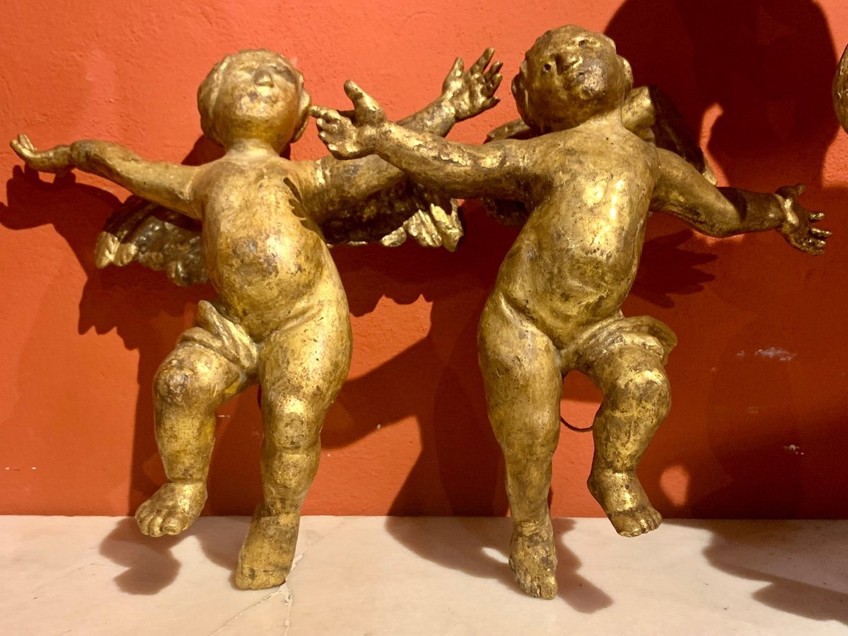 Une Paire d'Angelots En Bois Doré Italie, Fin Du XVIIe Siècle  