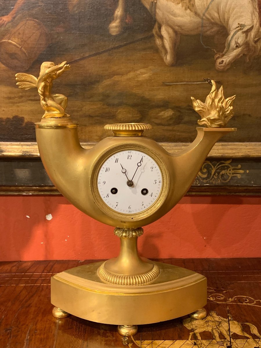 Une Pendule De Cheminée Empire En Bronze Doré, France Début Du XIXe Siècle.   