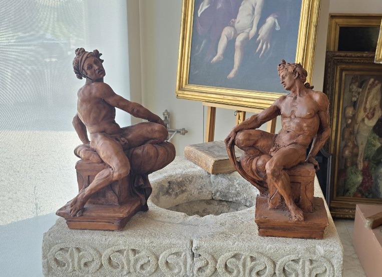 Paire de nus en terre cuite patinée - par Michelangelo - XXe siècle