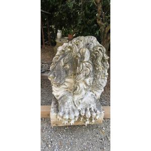 Majestueuse paire de lions monumentaux en marbre de Carrare