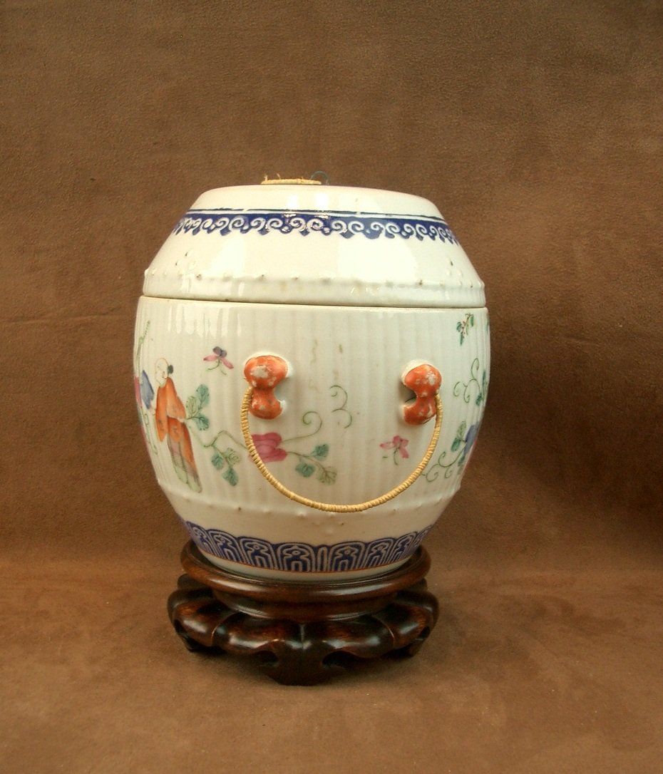Antique Chinese Porcelain Covered Pot-photo-1