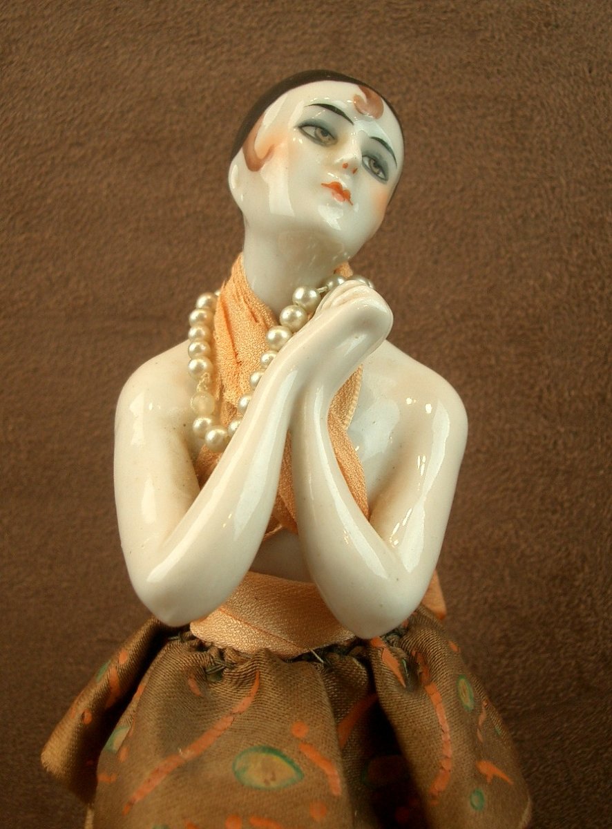 Figurine Art Deco Garçonne en porcelaine -photo-3